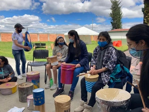 Un grupo de personas tomando clases de música